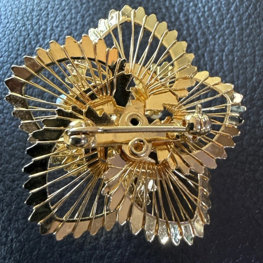 VTG Gold Tone Faux Pearl Starburst Brooch/Pin. 27